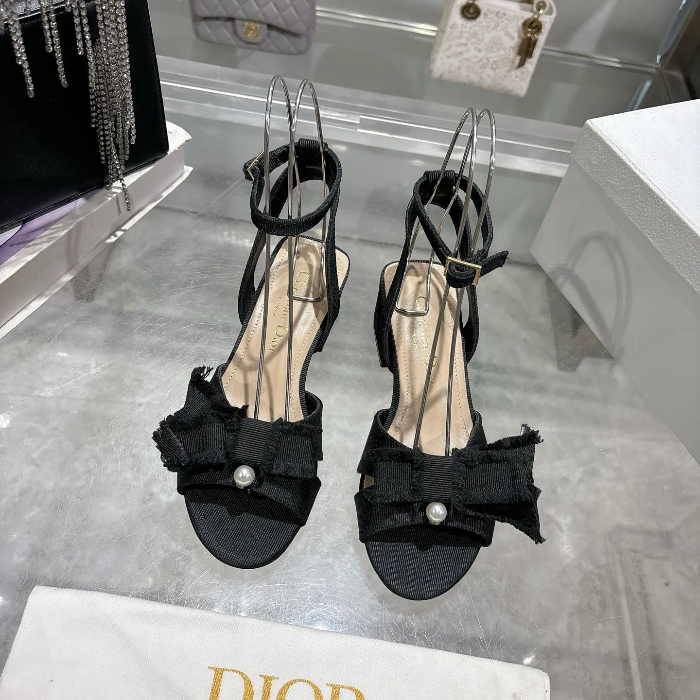 👟👟Ex-factory price 520👟👟 🎆Fringed webbing women's shoes Dior Dior 2024 spring and summer catwalk new Adiorble women's shoes CD star's same fashion tassel bow square head pearl letter logo hardware buckle high-heeled hollow sandals The top high-end version on the market Upper: original customized tassel grosgrain Lining: sheepskin lining foot pad Outsole: Italian leather outsole Heel height: 8.5cm Size: 34-41 (34.40.41. Customization is non-refundable)